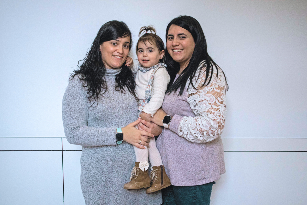 En la foto, Lía, una de las protagonistas de la campaña de Menudos Corazones, nació con truncus arterioso en 2022, acompañada de sus madres, Arantxa y Ruht. 